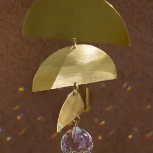 rankų darbo žalvario saulės gaudyklė